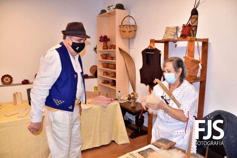 El concejal Juan Martel observa el trabajo de una artesana/Francisco Javier Santana.